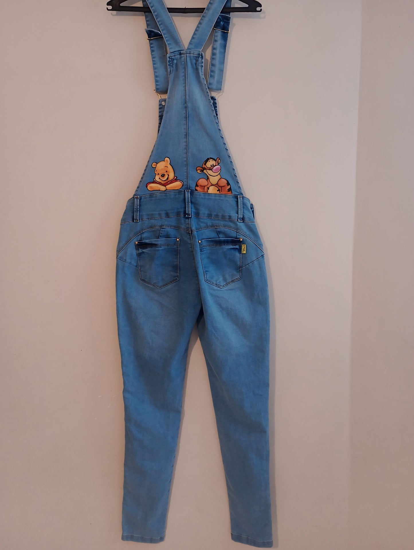 jardineira jeans pintada a mão