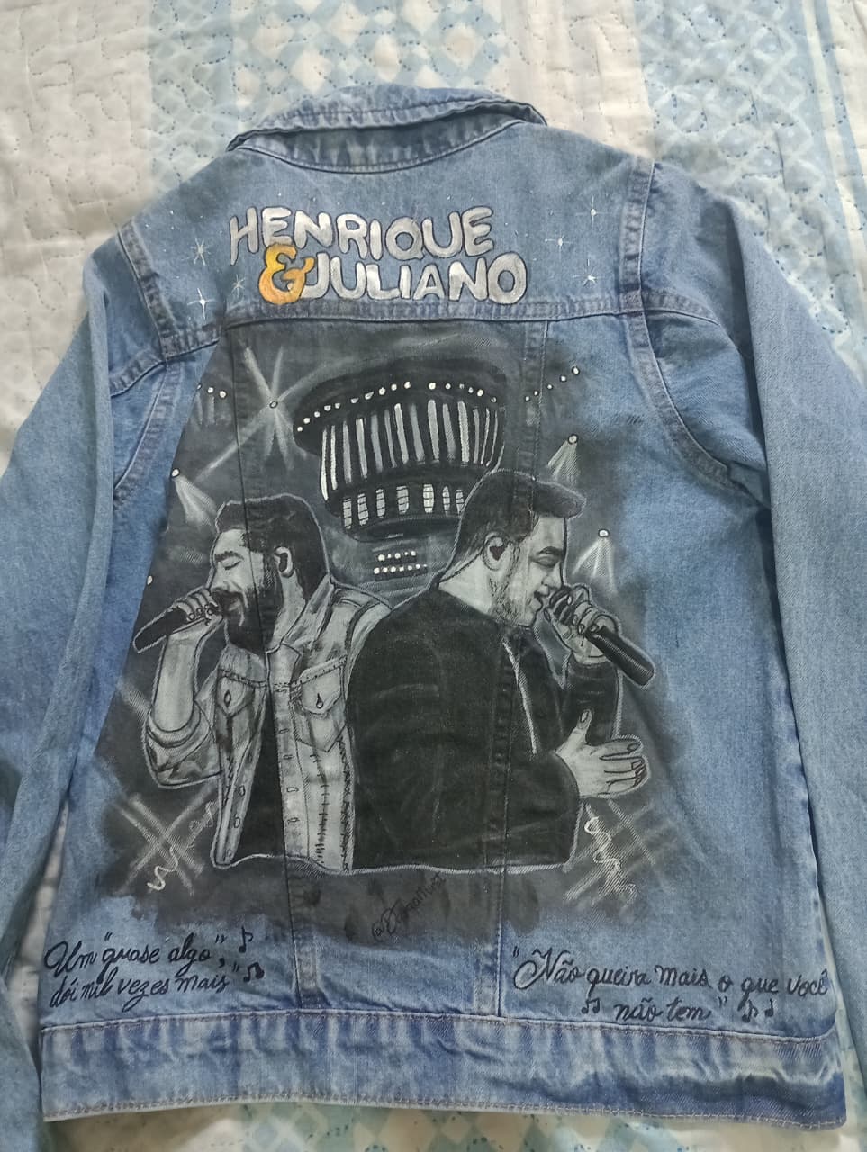 jaqueta jeans feminina pinada a mão Henrique e Juliano