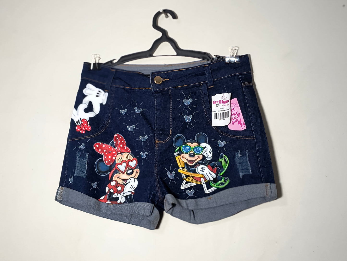 shorts jeans c/lycra escuro minnie e mickey com óculos