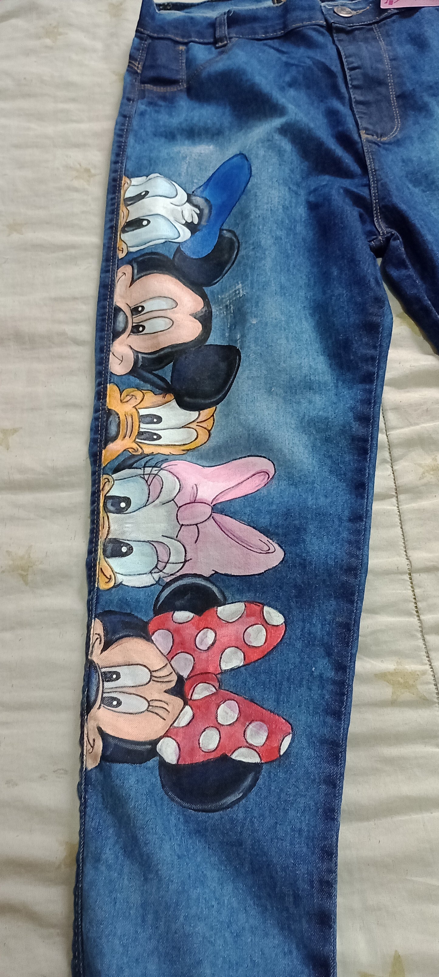 Calça jeans mickey e turma pintada a mão