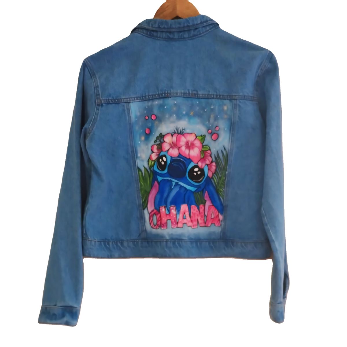 Jaqueta adulta jeans pintada a mão com desenhos do stitch