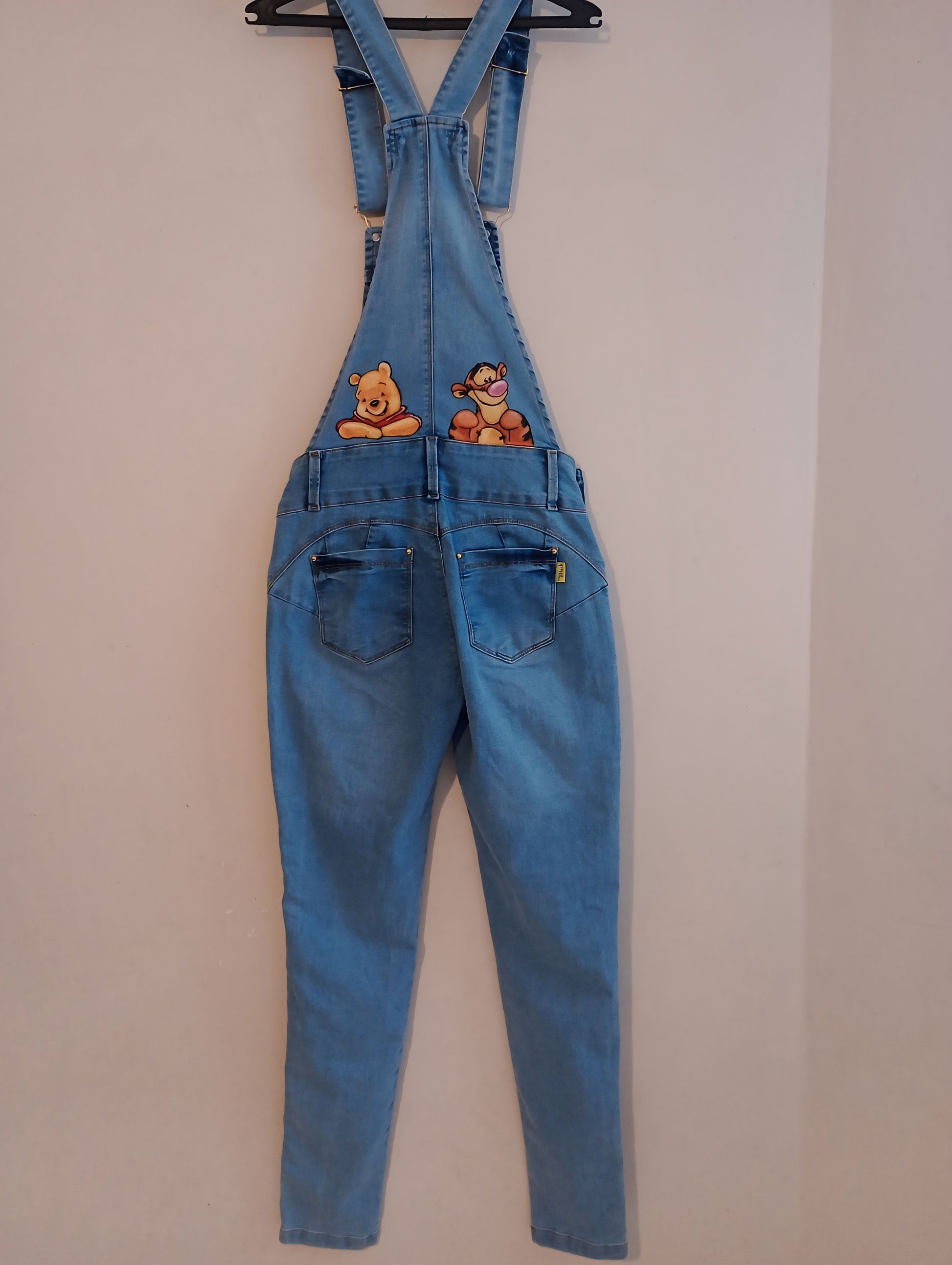 jardineira jeans pintada a mão