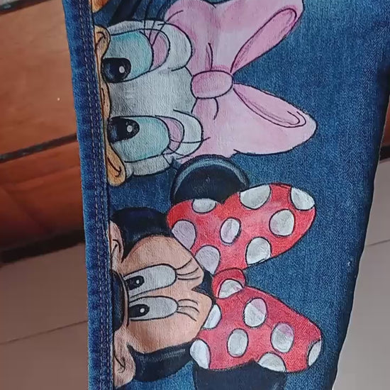 calça jeans pintada a mão mickey e turma