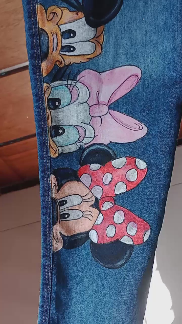 calça jeans pintada a mão mickey e turma